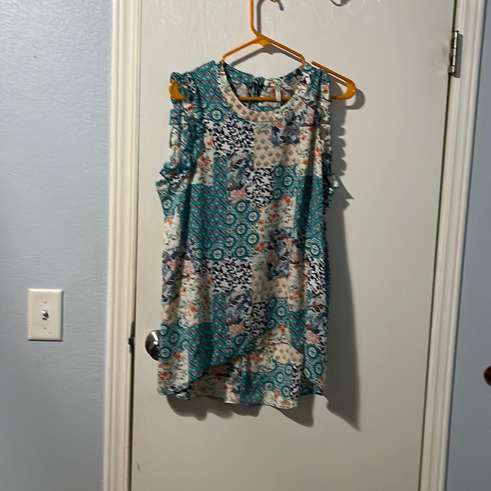 Women’s XL multicolored high low sleeveless blouse